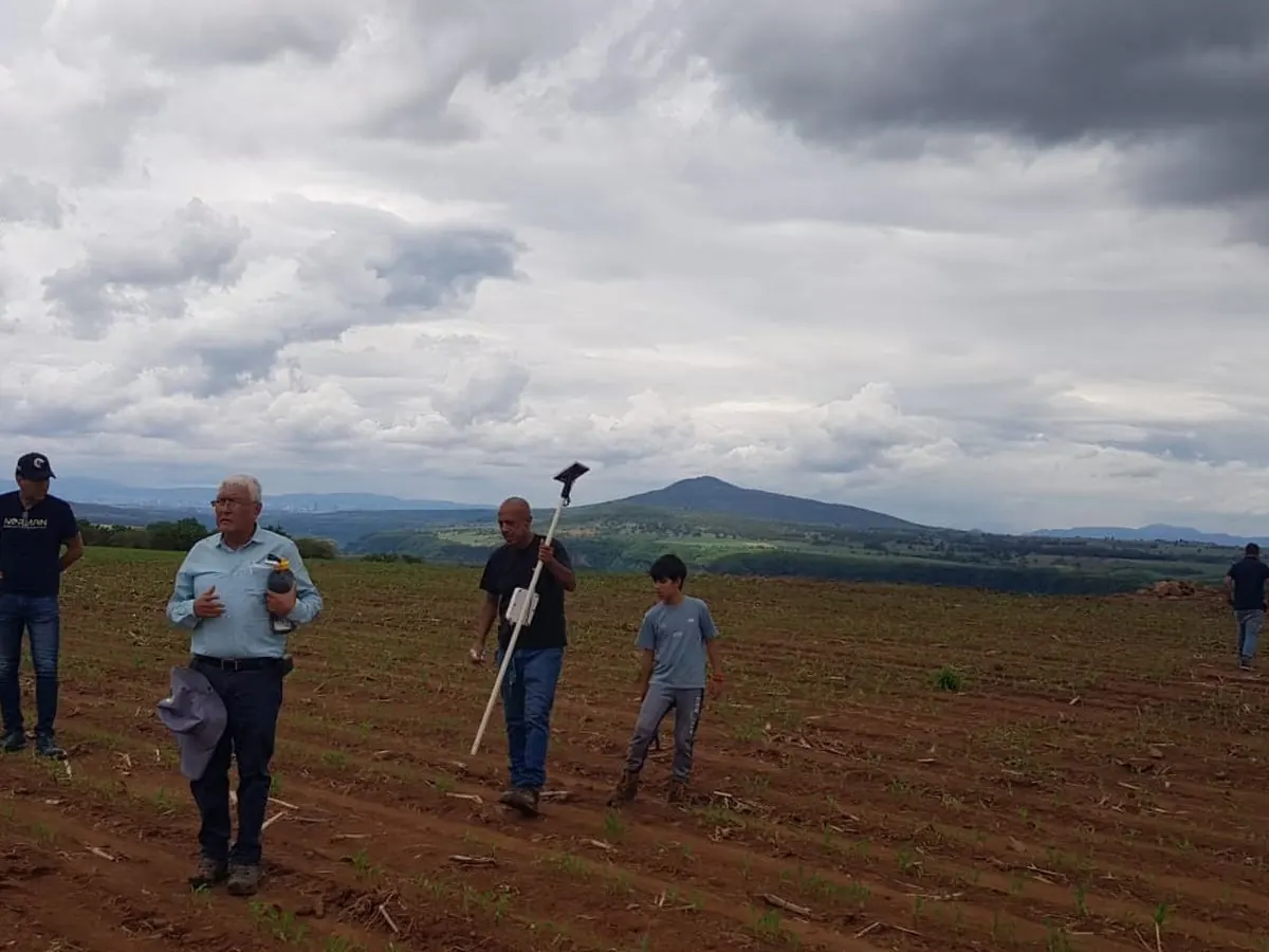 Equipo de Norman en una parcela de maíz forrajero del proyecto con COECYTJAL en Los Altos de Jalisco