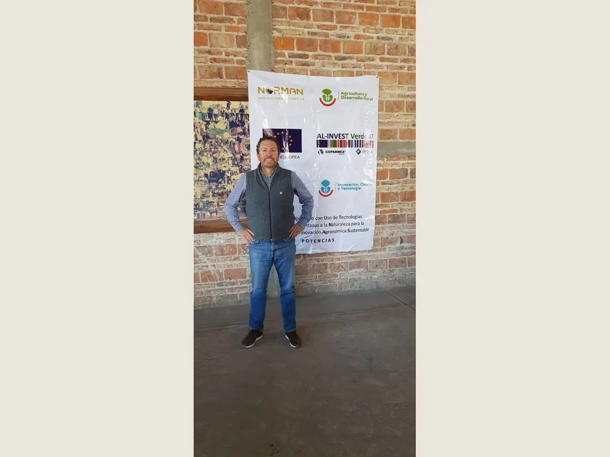 Instructor de Norman frente a la lona de AL-INVEST Verde, Coparmex y Norman