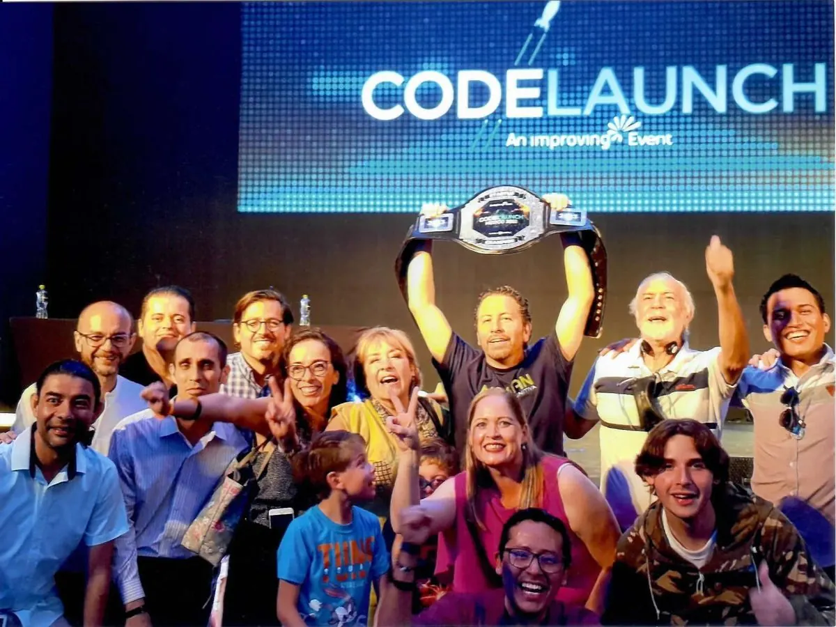 Equipo de Norman con el cinturón de campeones de CodeLaunch México 2023