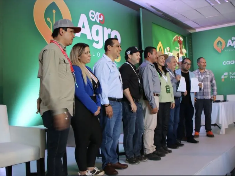 Firmantes del compromiso en el escenario de Expo Agro Sinaloa 2025