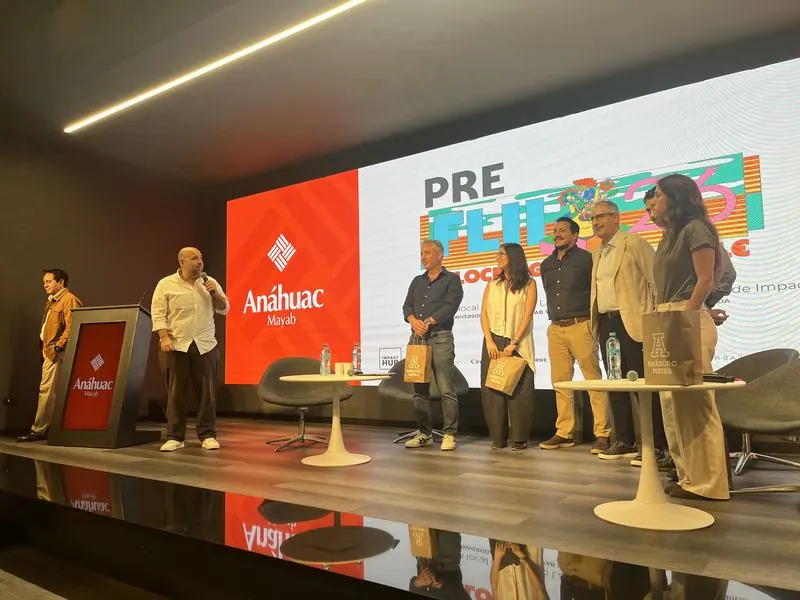 Panelistas del Pre-FLII 2026 en el escenario