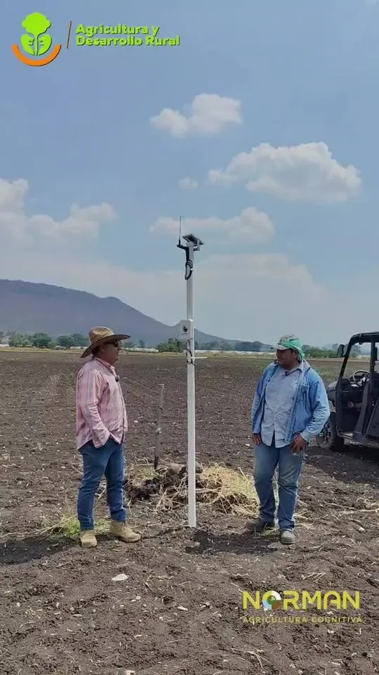 Productores con la estación de Norman en campo, SADER Jalisco